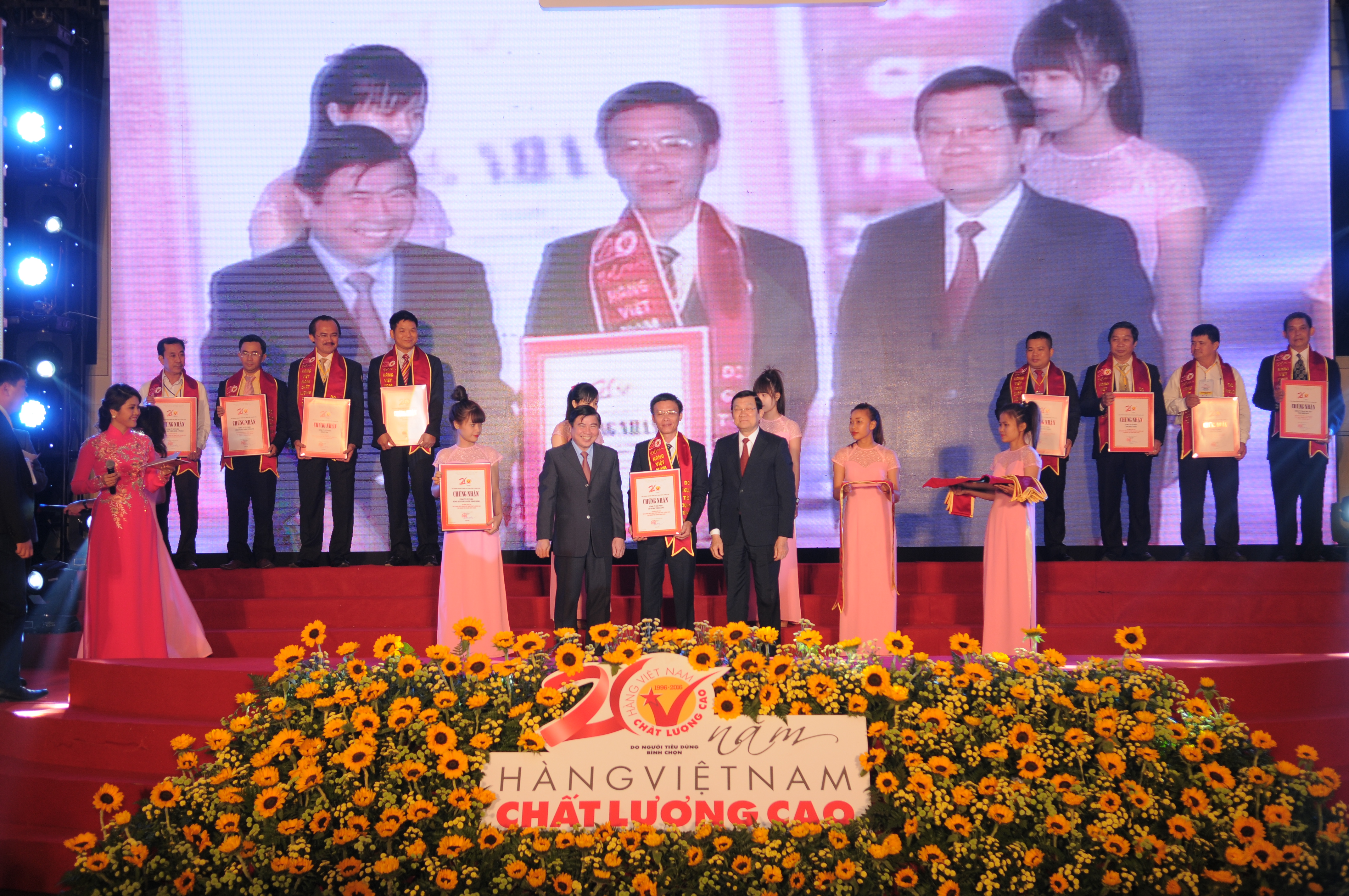 Đại diện Tập đoàn Thiên Long vinh dự nhận được bằng khen do Chủ tịch nước Trương Tấn Sang cùng Chủ tịch UBND TP. HCM Nguyễn Thành Phong trao tặng.