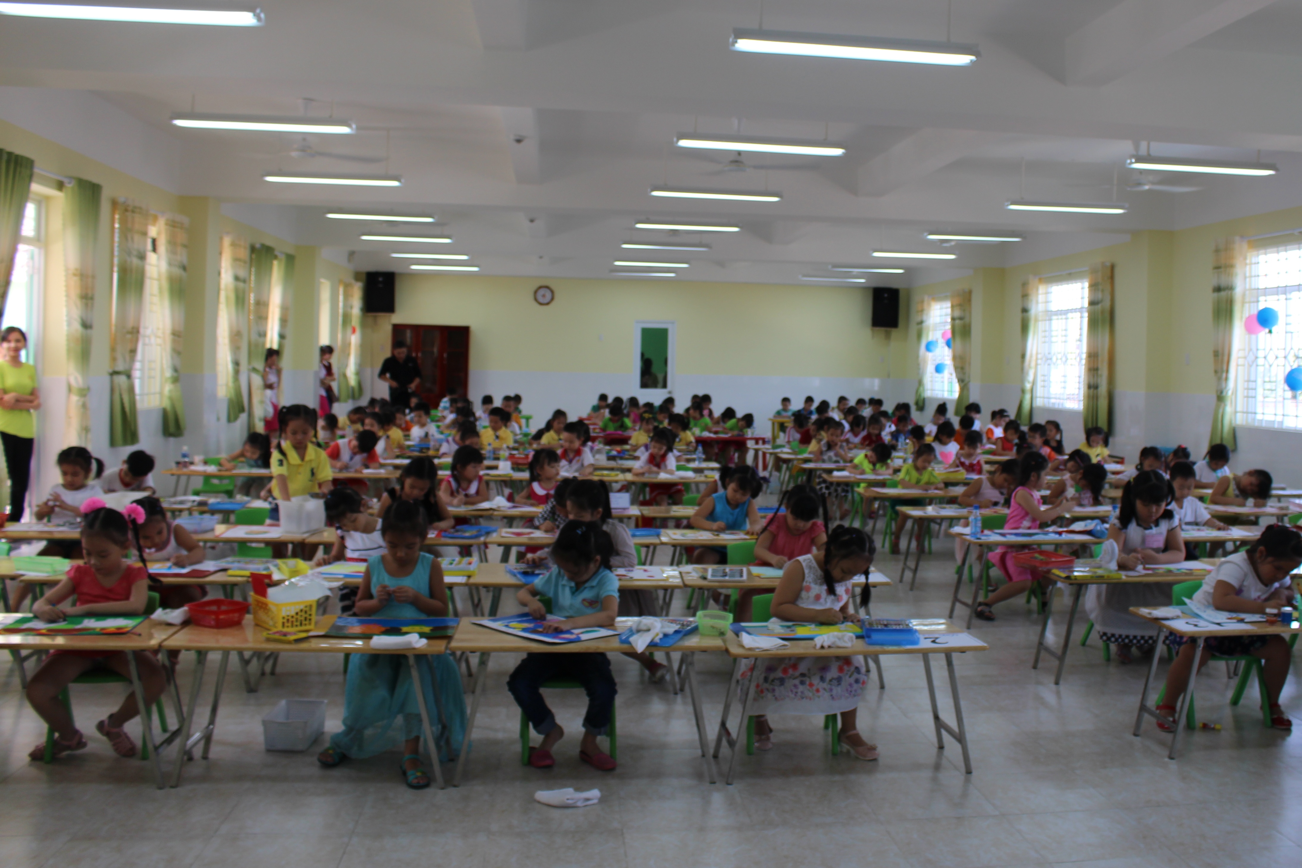 Hơn 100 em thiếu nhi đã tham gia Hội thi tạo hình tuổi thơ tại quận Tân Phú (TP.HCM)